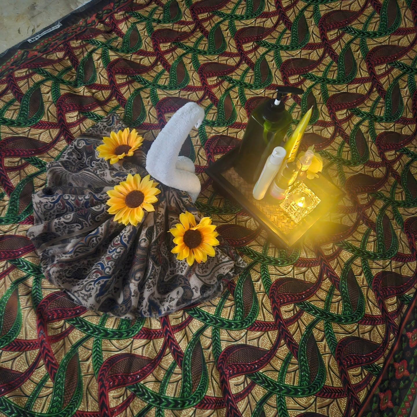 Kelengkapan spa: tuala, minyak urutan dan lilin aromaterapi